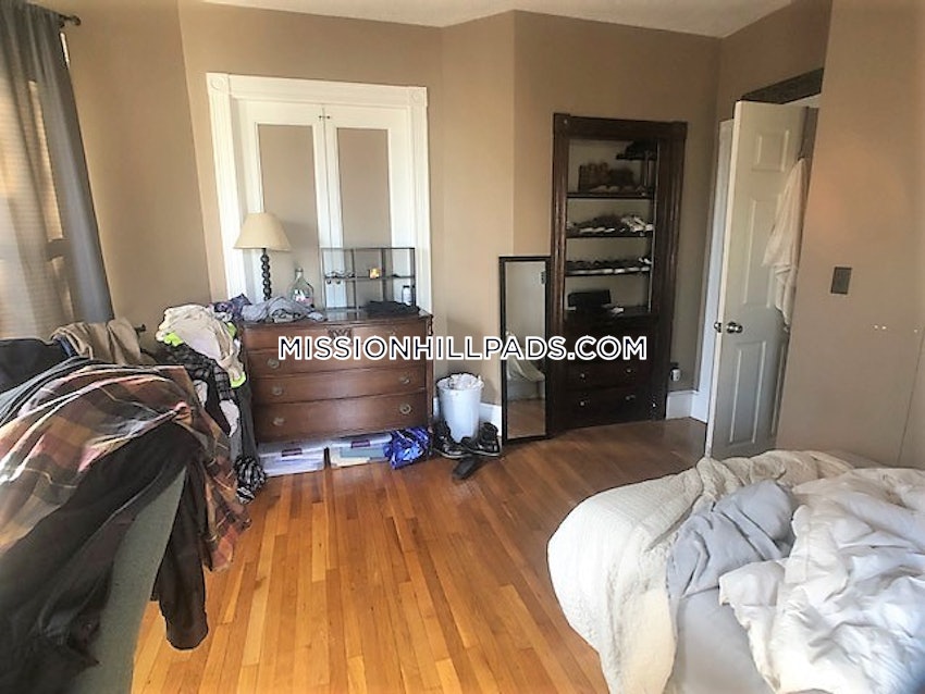 BOSTON - MISSION HILL - 3 Beds, 1 Bath - Image 9