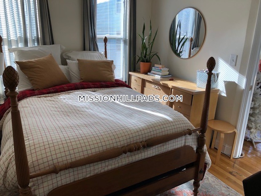 BOSTON - MISSION HILL - 4 Beds, 1 Bath - Image 7