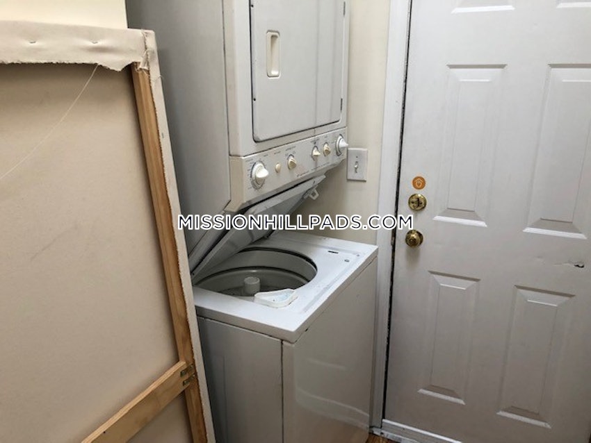 BOSTON - MISSION HILL - 4 Beds, 1 Bath - Image 22