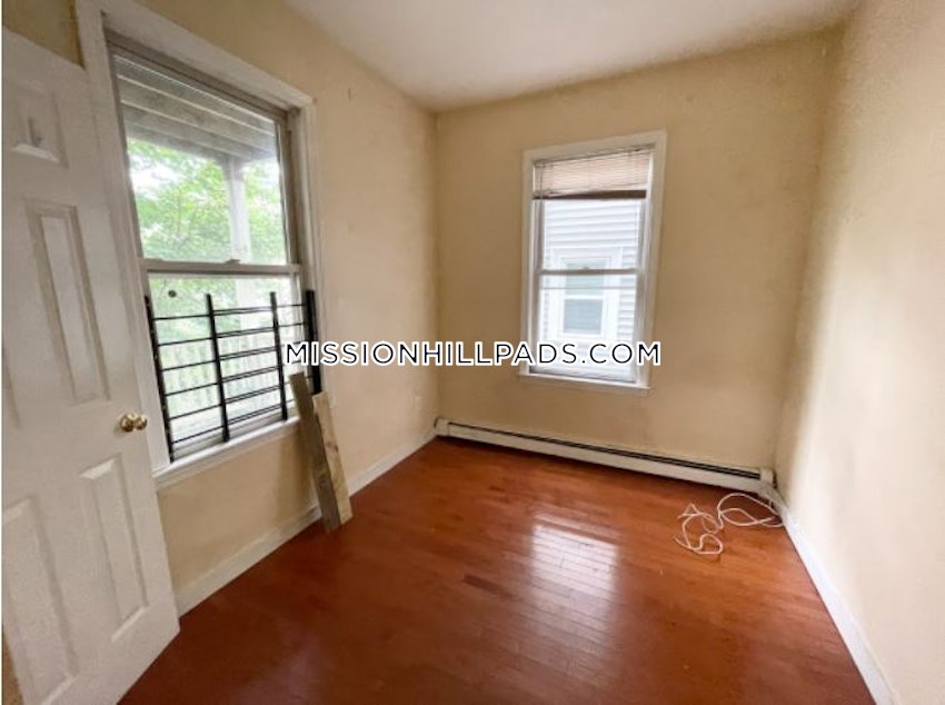 BOSTON - MISSION HILL - 3 Beds, 1.5 Baths - Image 4