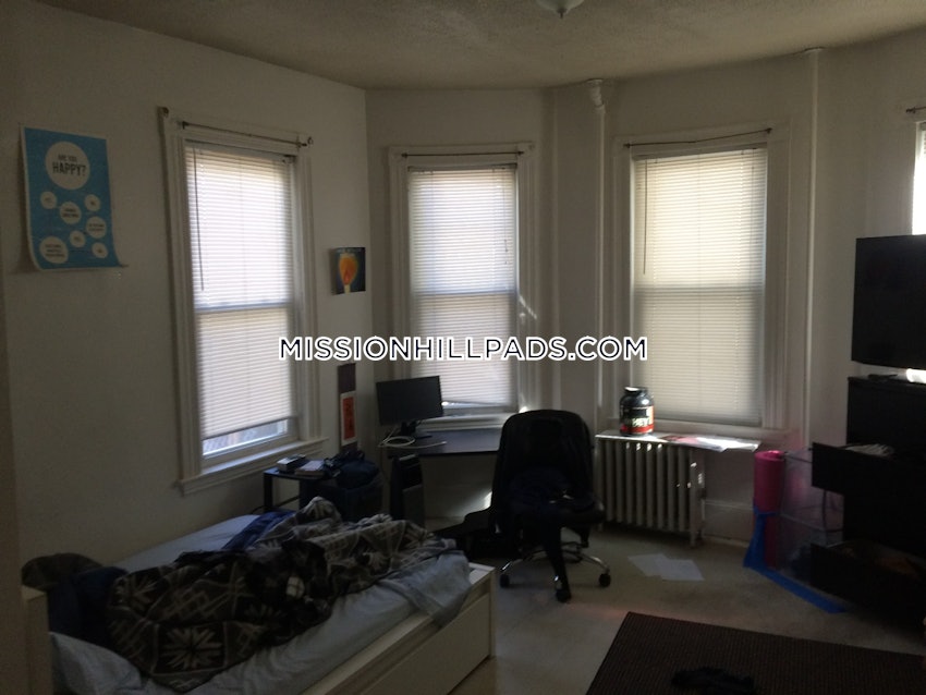 BOSTON - MISSION HILL - 4 Beds, 2 Baths - Image 10