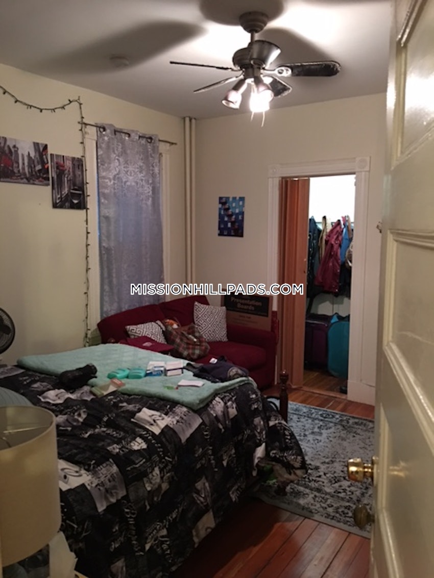 BOSTON - MISSION HILL - 4 Beds, 1 Bath - Image 9