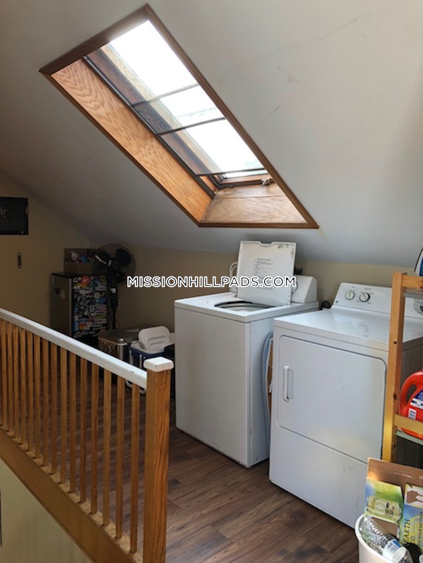 BOSTON - MISSION HILL - 4 Beds, 2 Baths - Image 10