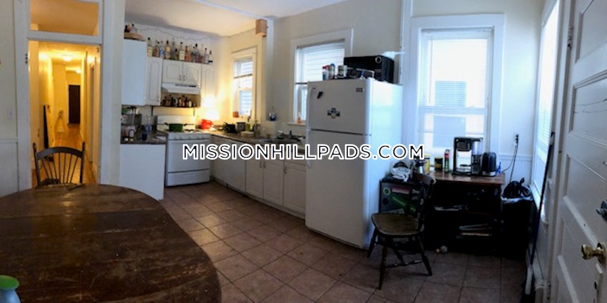 BOSTON - MISSION HILL - 4 Beds, 2 Baths - Image 6