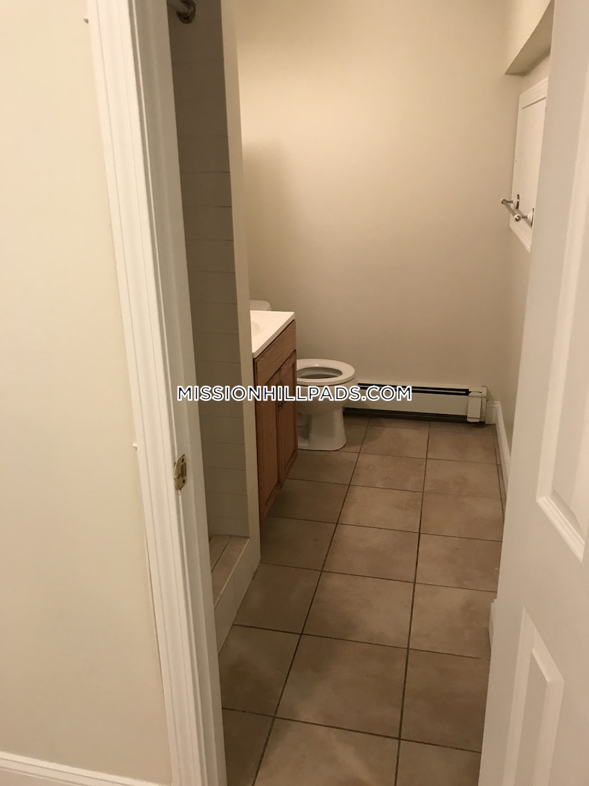 BOSTON - MISSION HILL - 3 Beds, 1 Bath - Image 18