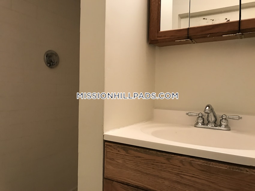 BOSTON - MISSION HILL - 3 Beds, 1 Bath - Image 45