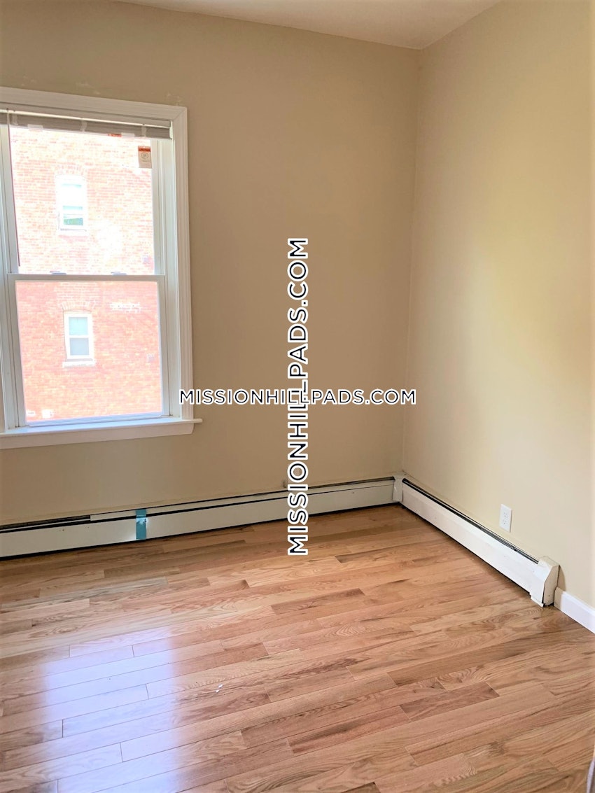 BOSTON - MISSION HILL - 3 Beds, 1 Bath - Image 3