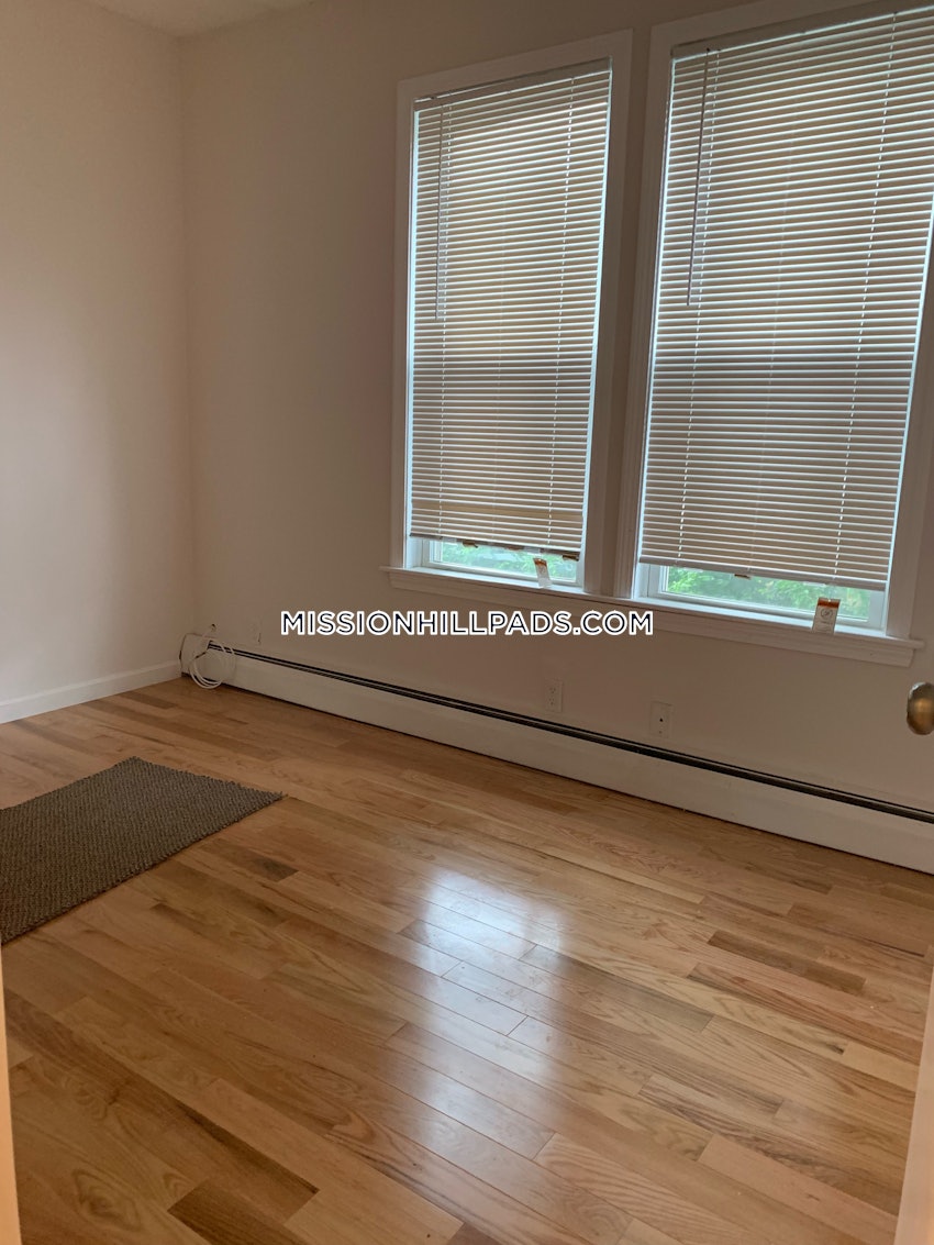 BOSTON - MISSION HILL - 3 Beds, 1 Bath - Image 11