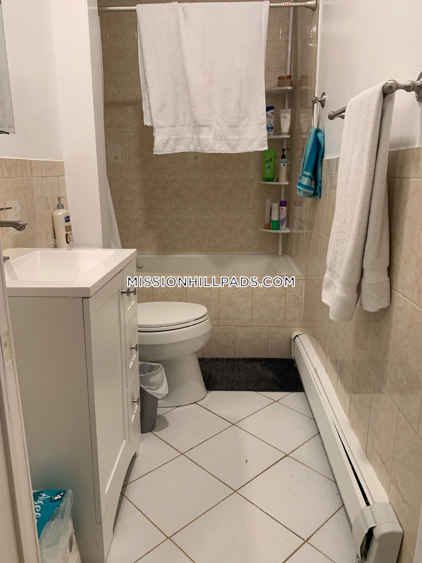 BOSTON - MISSION HILL - 3 Beds, 1 Bath - Image 10