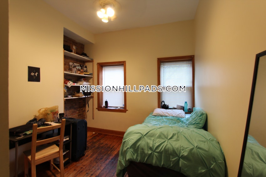 BOSTON - MISSION HILL - 4 Beds, 2 Baths - Image 13