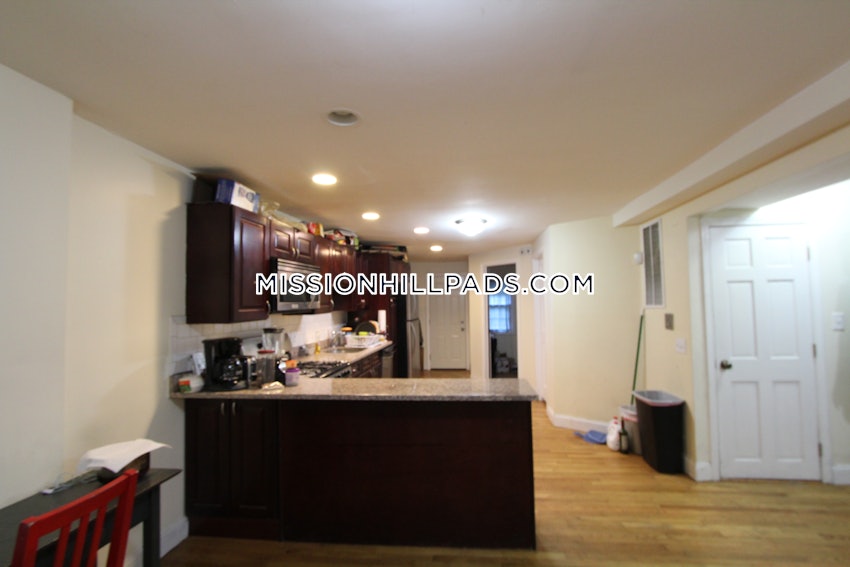 BOSTON - MISSION HILL - 4 Beds, 2 Baths - Image 22