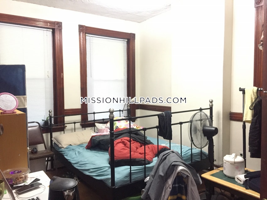 BOSTON - MISSION HILL - 4 Beds, 1 Bath - Image 3