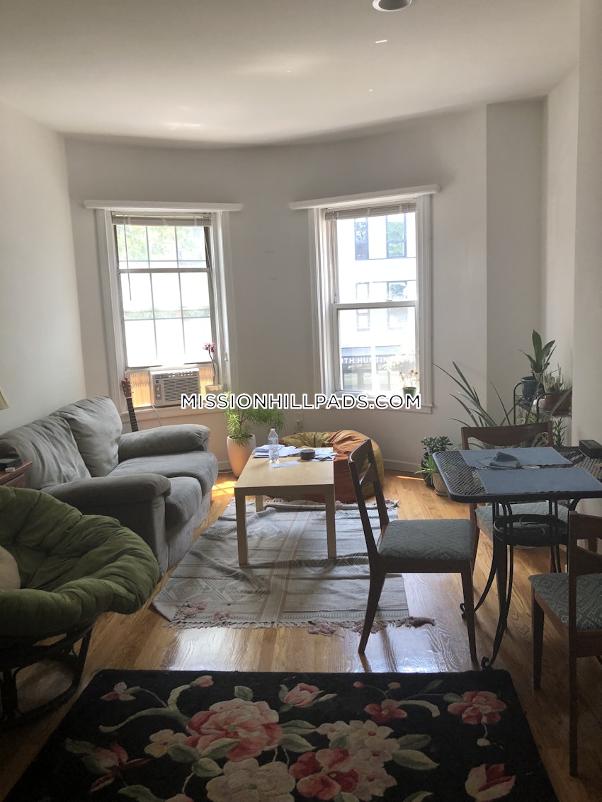 BOSTON - MISSION HILL - 3 Beds, 1 Bath - Image 2