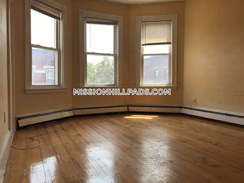 BOSTON - MISSION HILL - 4 Beds, 2 Baths - Image 10