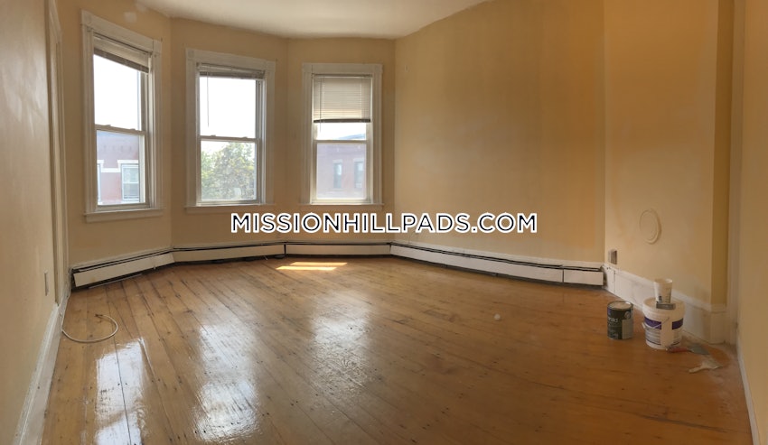 BOSTON - MISSION HILL - 4 Beds, 2 Baths - Image 7