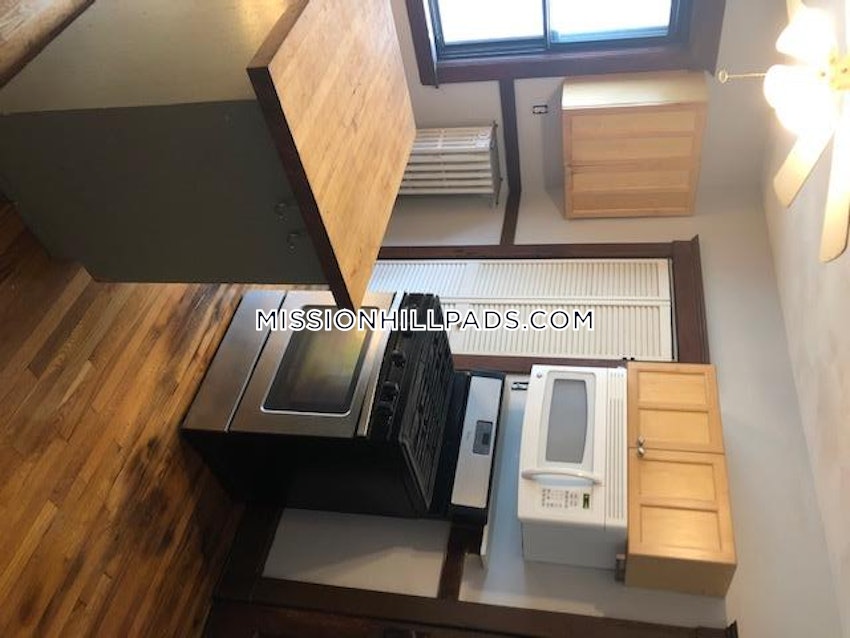 BOSTON - MISSION HILL - 4 Beds, 1 Bath - Image 2