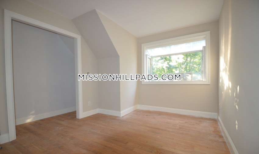 BOSTON - MISSION HILL - 6 Beds, 2.5 Baths - Image 9
