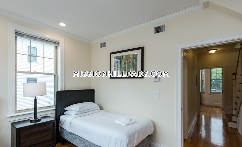 BOSTON - MISSION HILL - 6 Beds, 2.5 Baths - Image 4