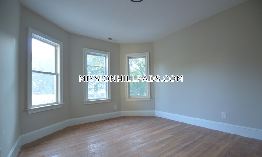 BOSTON - MISSION HILL - 6 Beds, 2.5 Baths - Image 7