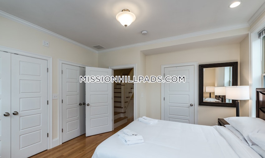 BOSTON - MISSION HILL - 6 Beds, 2.5 Baths - Image 3