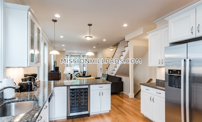 BOSTON - MISSION HILL - 6 Beds, 2.5 Baths - Image 2