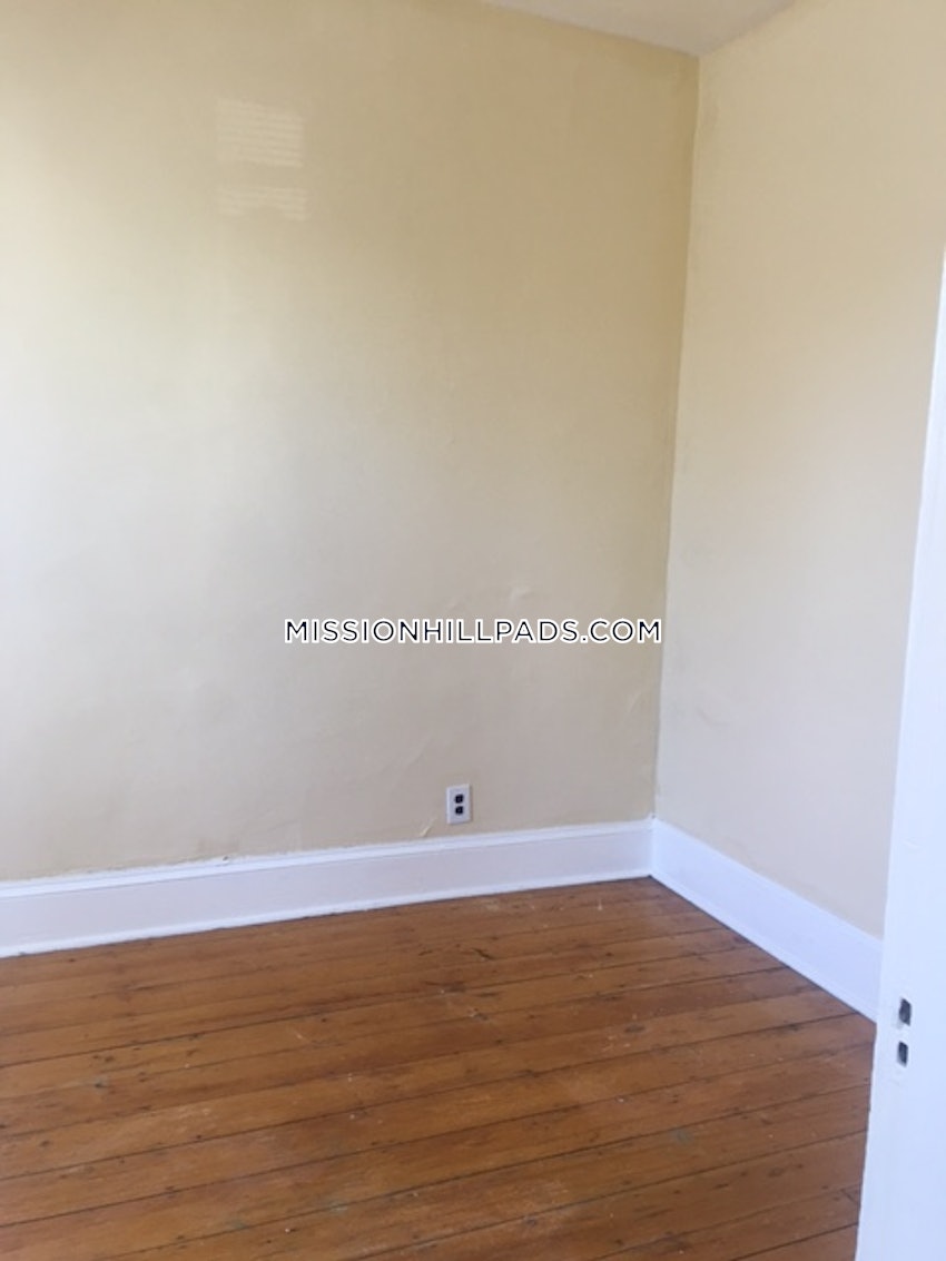 BOSTON - MISSION HILL - 3 Beds, 1 Bath - Image 14