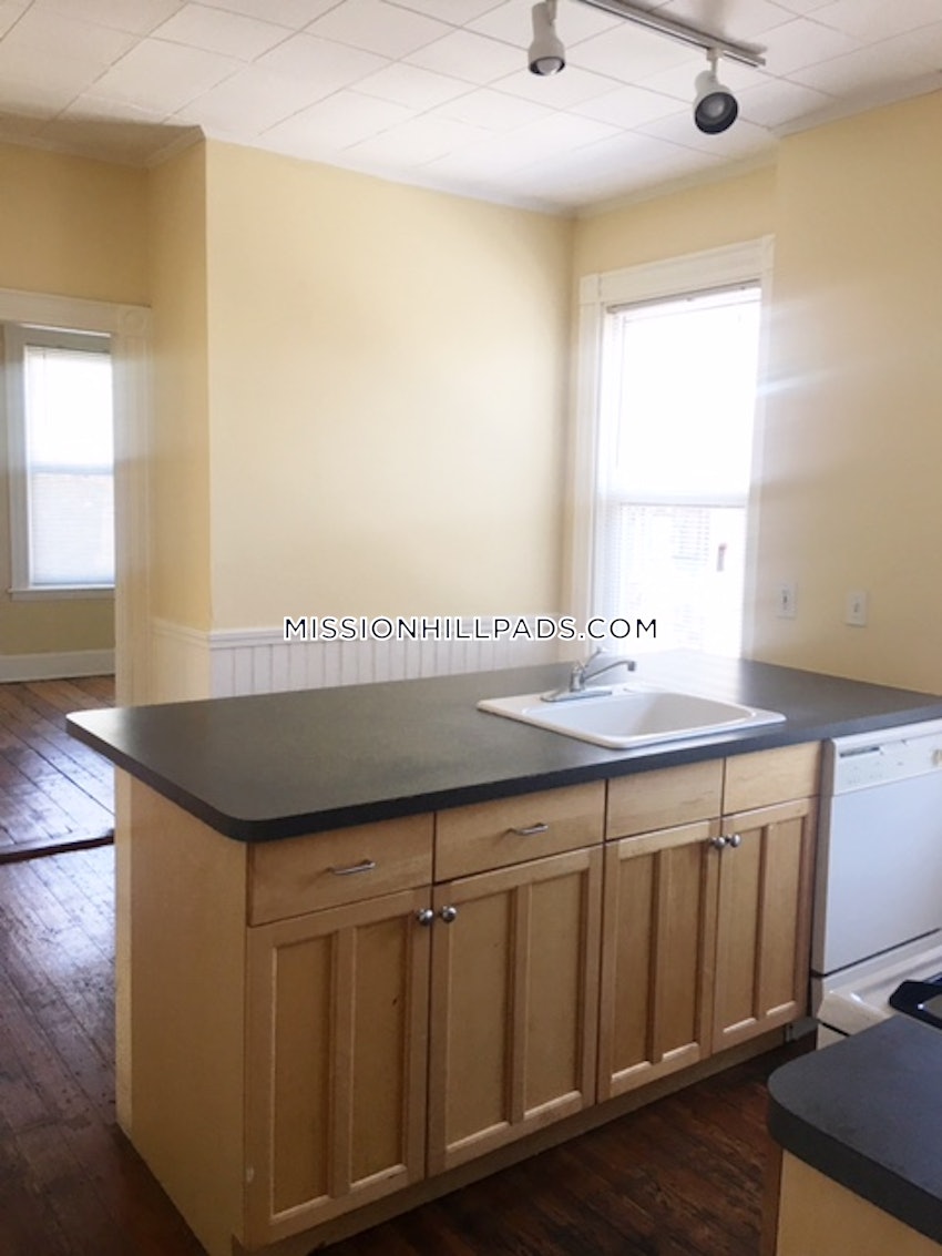 BOSTON - MISSION HILL - 3 Beds, 1 Bath - Image 2