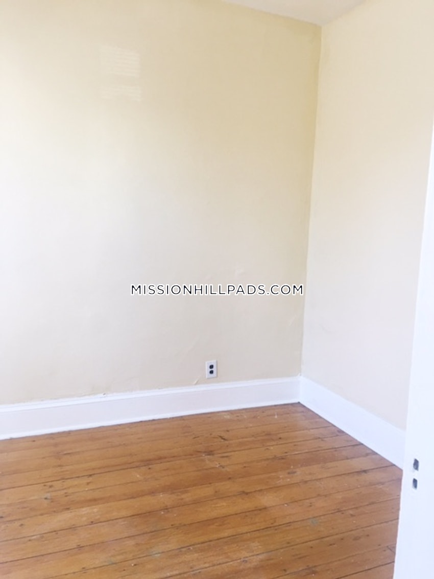 BOSTON - MISSION HILL - 3 Beds, 1 Bath - Image 15