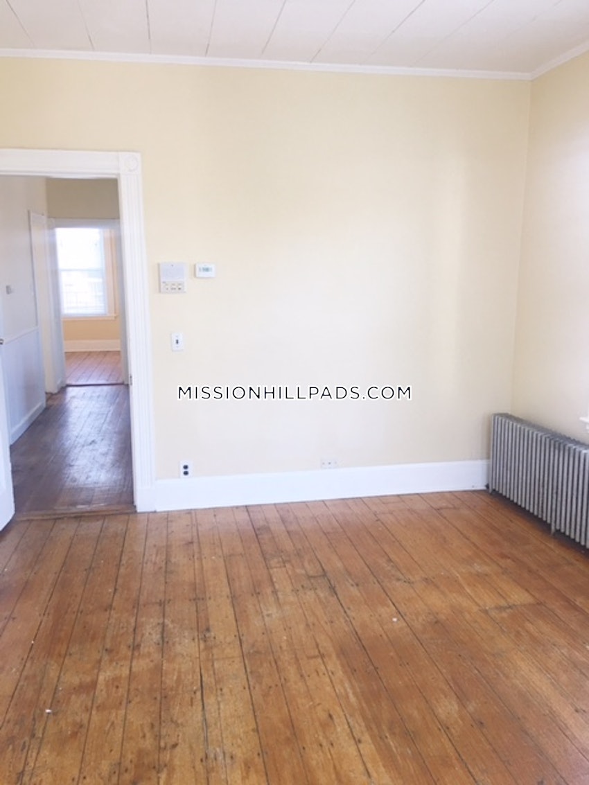 BOSTON - MISSION HILL - 3 Beds, 1 Bath - Image 18