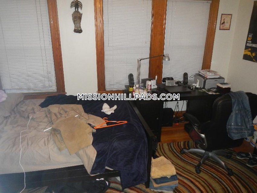 BOSTON - MISSION HILL - 4 Beds, 2 Baths - Image 9