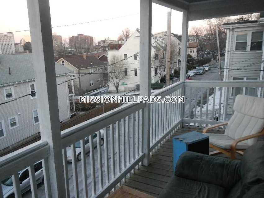 BOSTON - MISSION HILL - 4 Beds, 2 Baths - Image 8