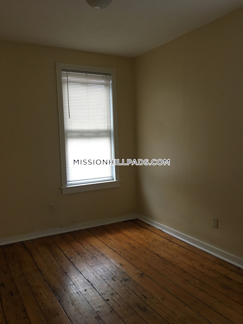 BOSTON - MISSION HILL - 3 Beds, 1 Bath - Image 19