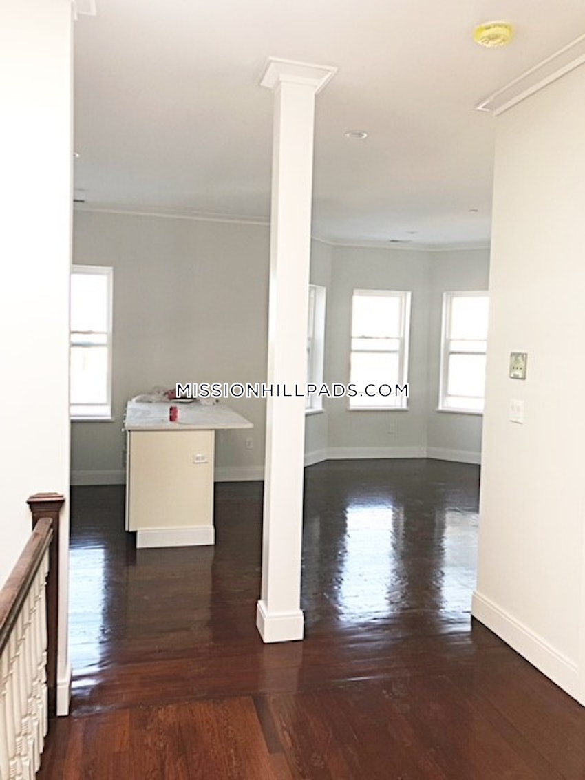 BOSTON - MISSION HILL - 4 Beds, 2 Baths - Image 13