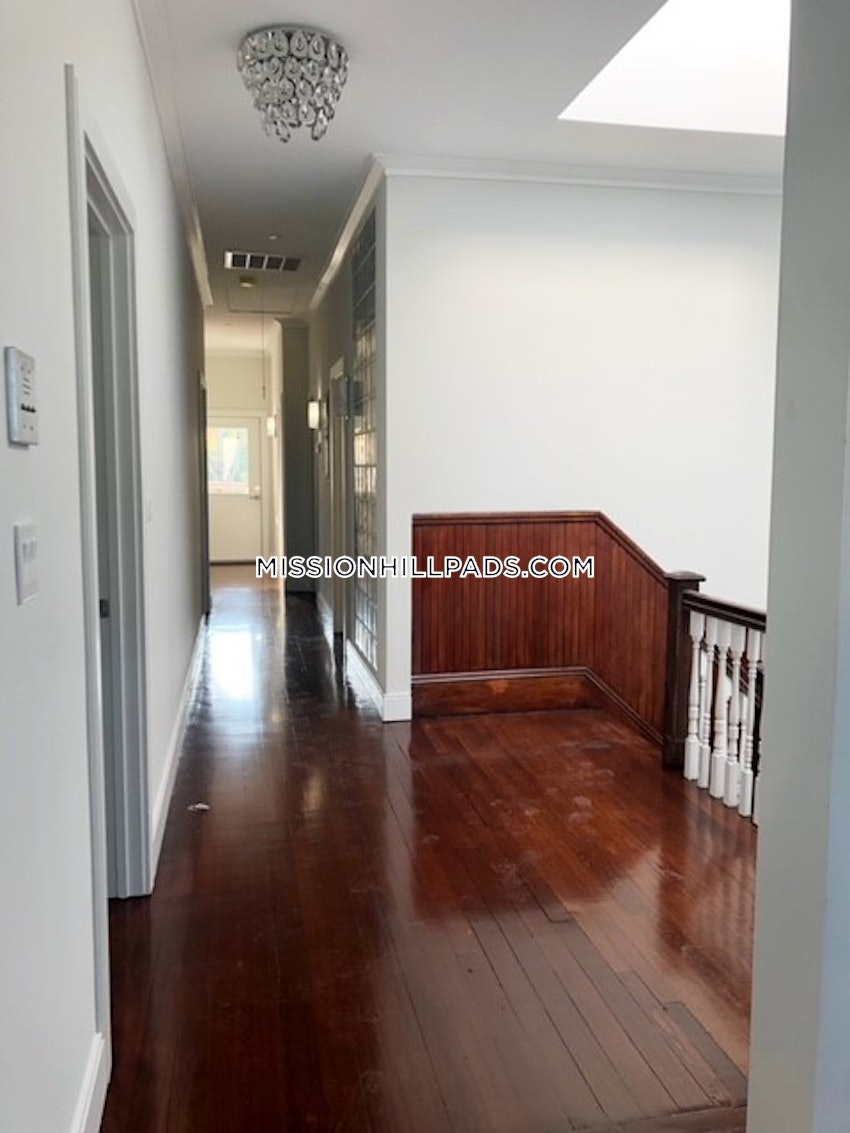 BOSTON - MISSION HILL - 4 Beds, 2 Baths - Image 9