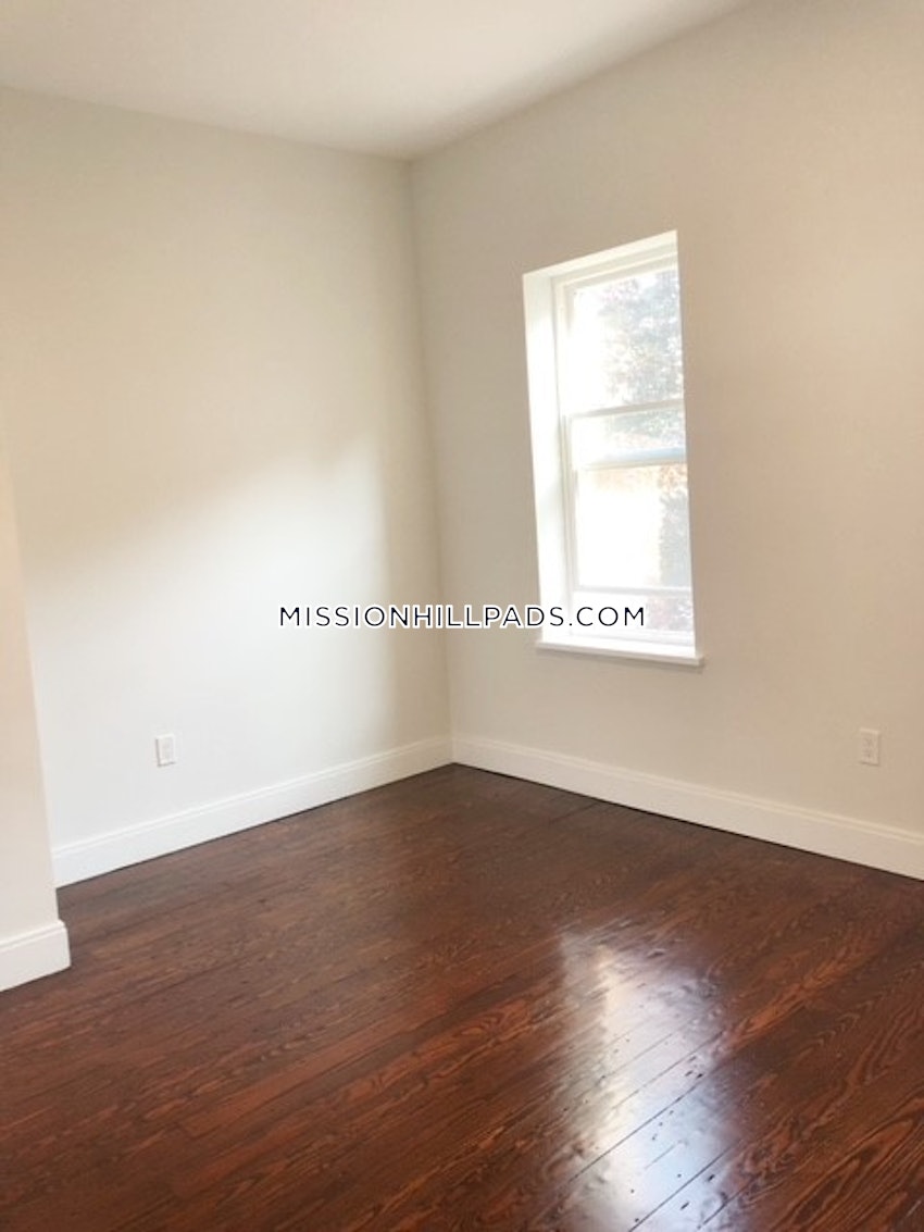 BOSTON - MISSION HILL - 4 Beds, 2 Baths - Image 10