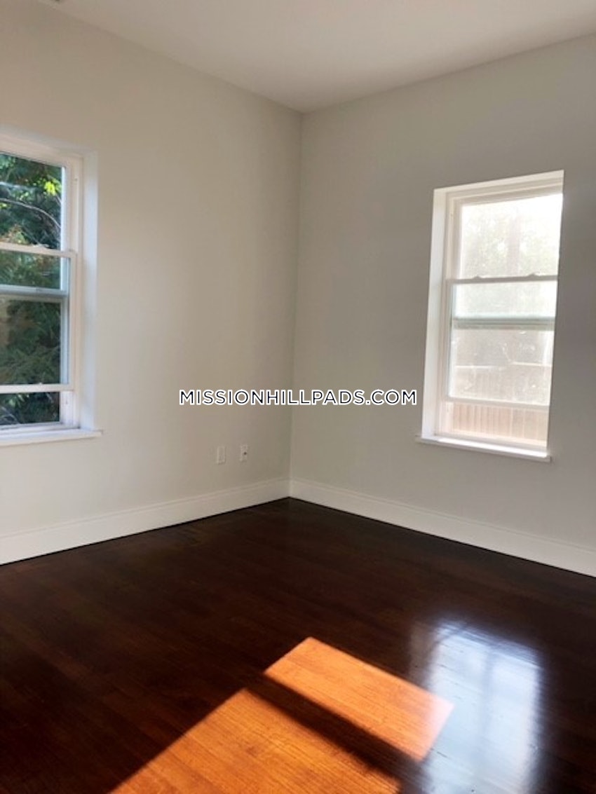 BOSTON - MISSION HILL - 4 Beds, 2 Baths - Image 13