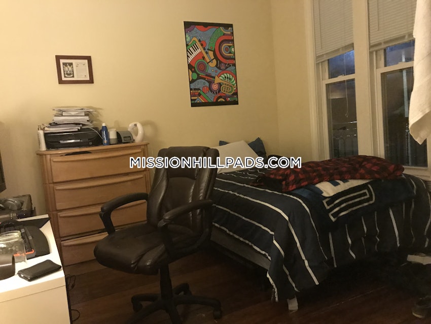 BOSTON - MISSION HILL - 4 Beds, 1 Bath - Image 4