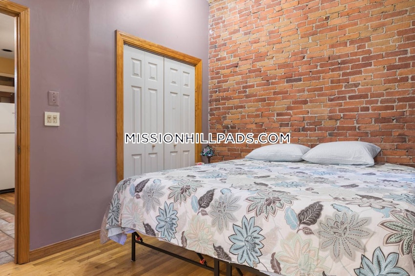 BOSTON - MISSION HILL - 3 Beds, 2 Baths - Image 5