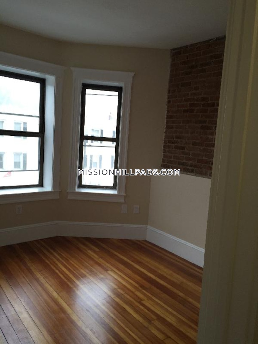 BOSTON - MISSION HILL - 4 Beds, 2 Baths - Image 18