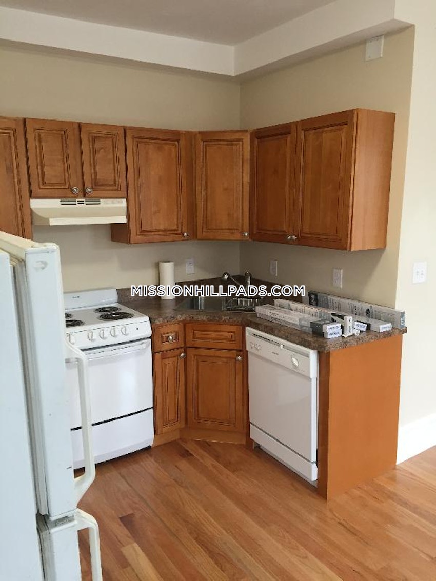 BOSTON - MISSION HILL - 4 Beds, 2 Baths - Image 21