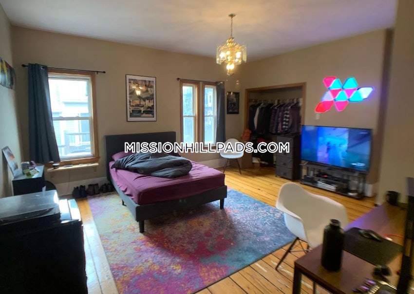 BOSTON - MISSION HILL - 6 Beds, 4 Baths - Image 3
