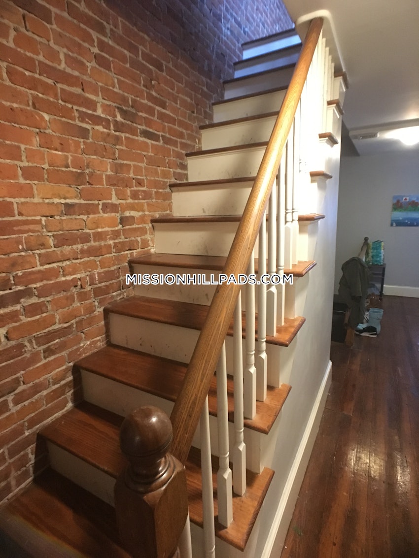 BOSTON - MISSION HILL - 5 Beds, 2 Baths - Image 23