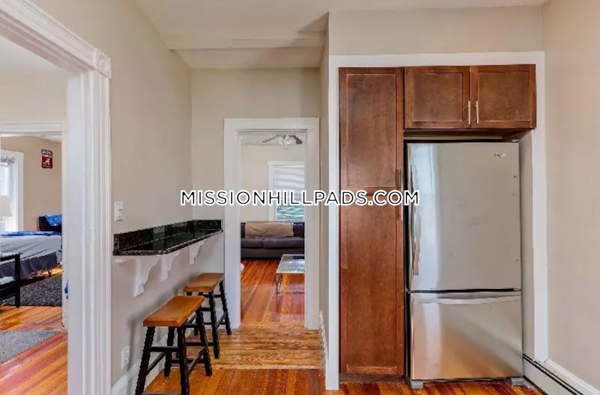 BOSTON - MISSION HILL - 5 Beds, 2 Baths - Image 2
