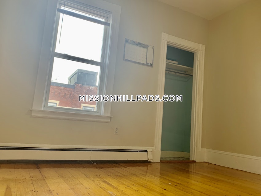 BOSTON - MISSION HILL - 4 Beds, 1.5 Baths - Image 98