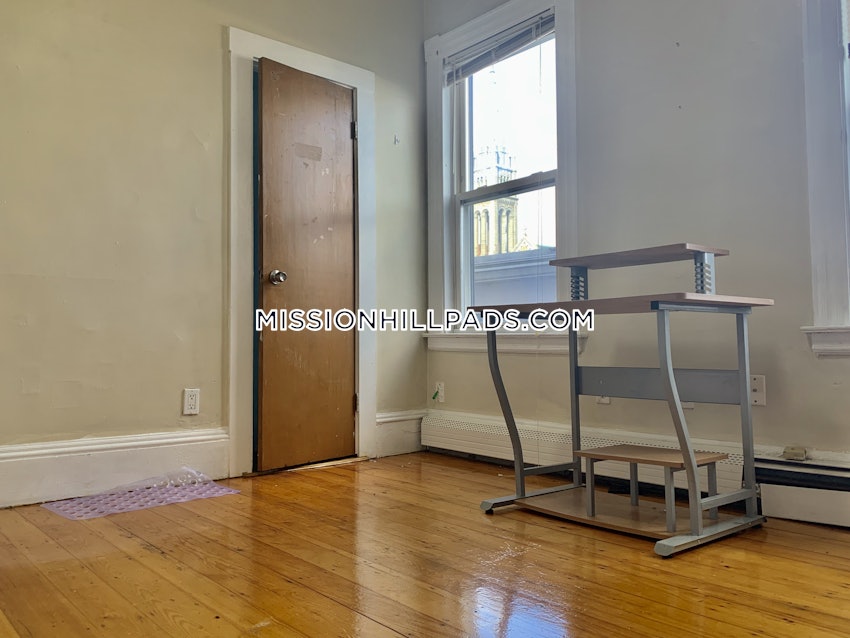 BOSTON - MISSION HILL - 4 Beds, 2 Baths - Image 9