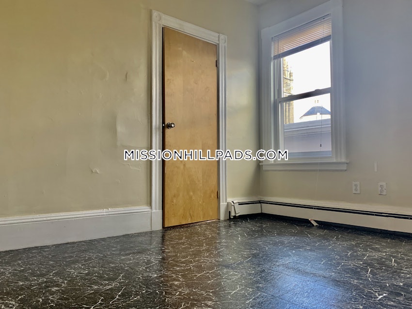 BOSTON - MISSION HILL - 4 Beds, 2 Baths - Image 28