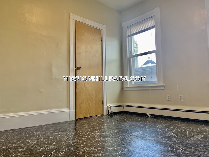 BOSTON - MISSION HILL - 4 Beds, 2 Baths - Image 27