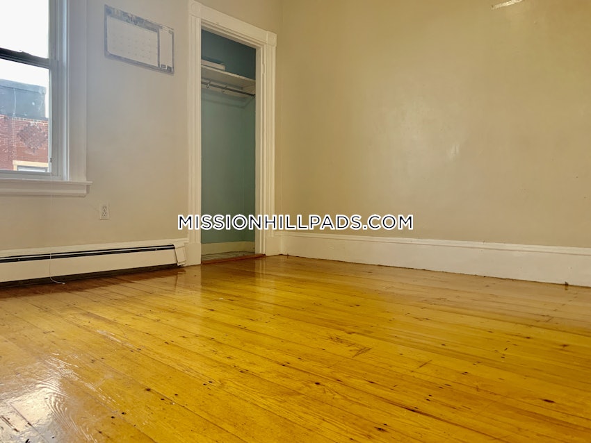 BOSTON - MISSION HILL - 4 Beds, 2 Baths - Image 6