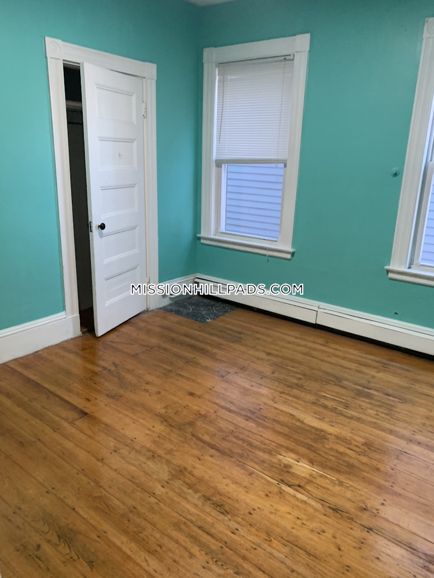 BOSTON - MISSION HILL - 4 Beds, 2 Baths - Image 4