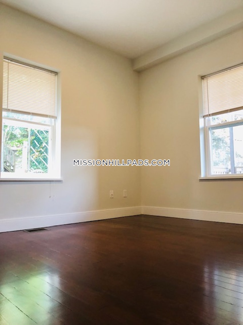 BOSTON - MISSION HILL - 5 Beds, 3 Baths - Image 3
